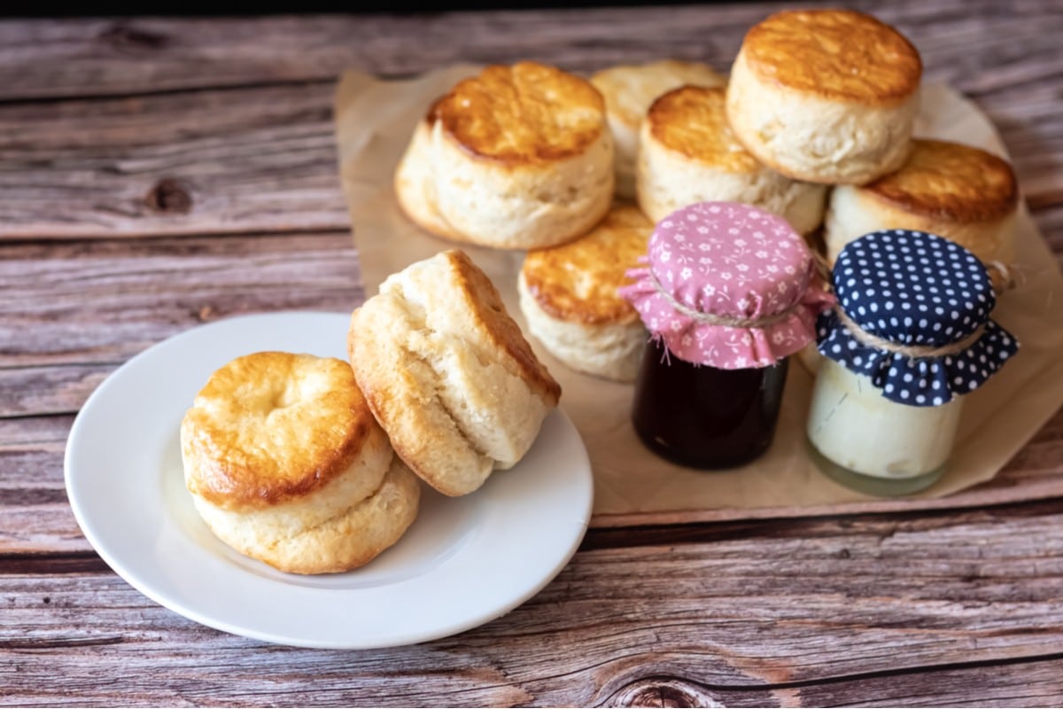 Köstliche Scones mit Käse zum Frühstück