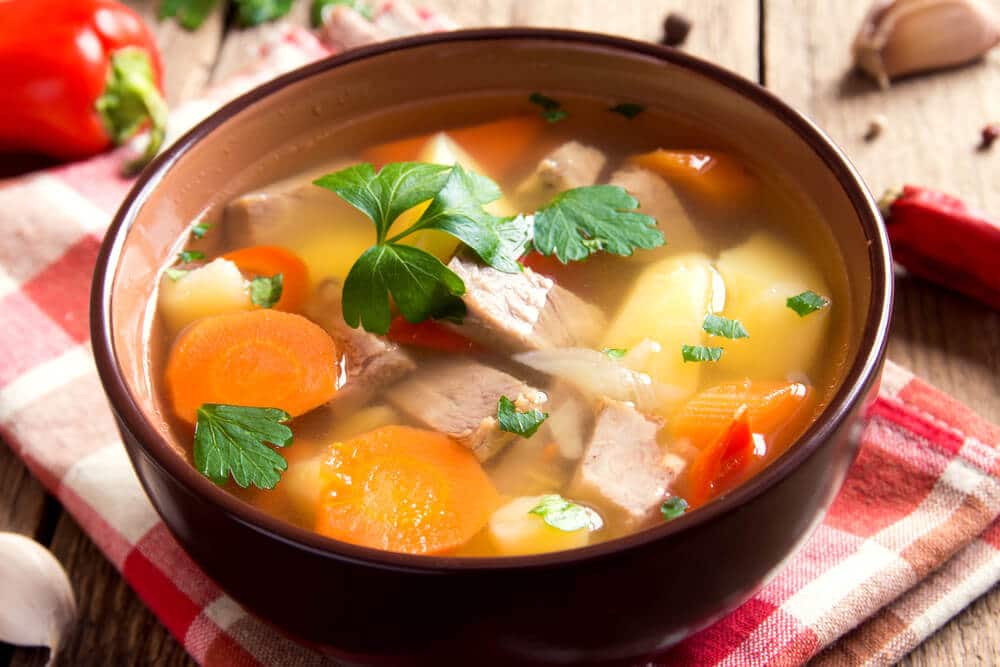 Köstliche Suppe mit Gemüse und Fleisch