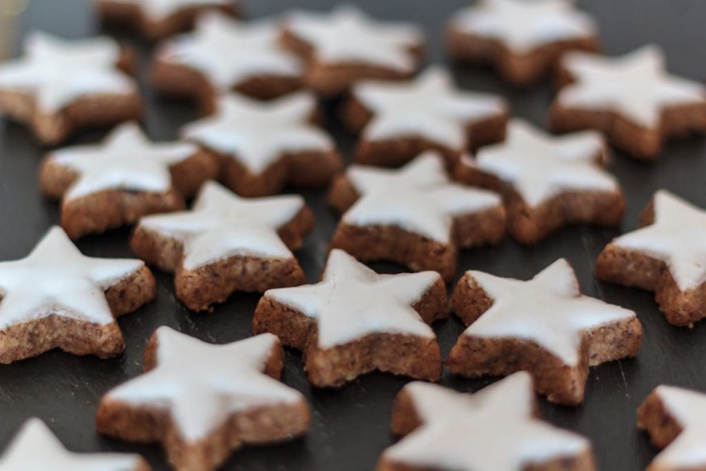 Köstliche Weihnachtsplätzchen Zimtsterne mit Mandeln