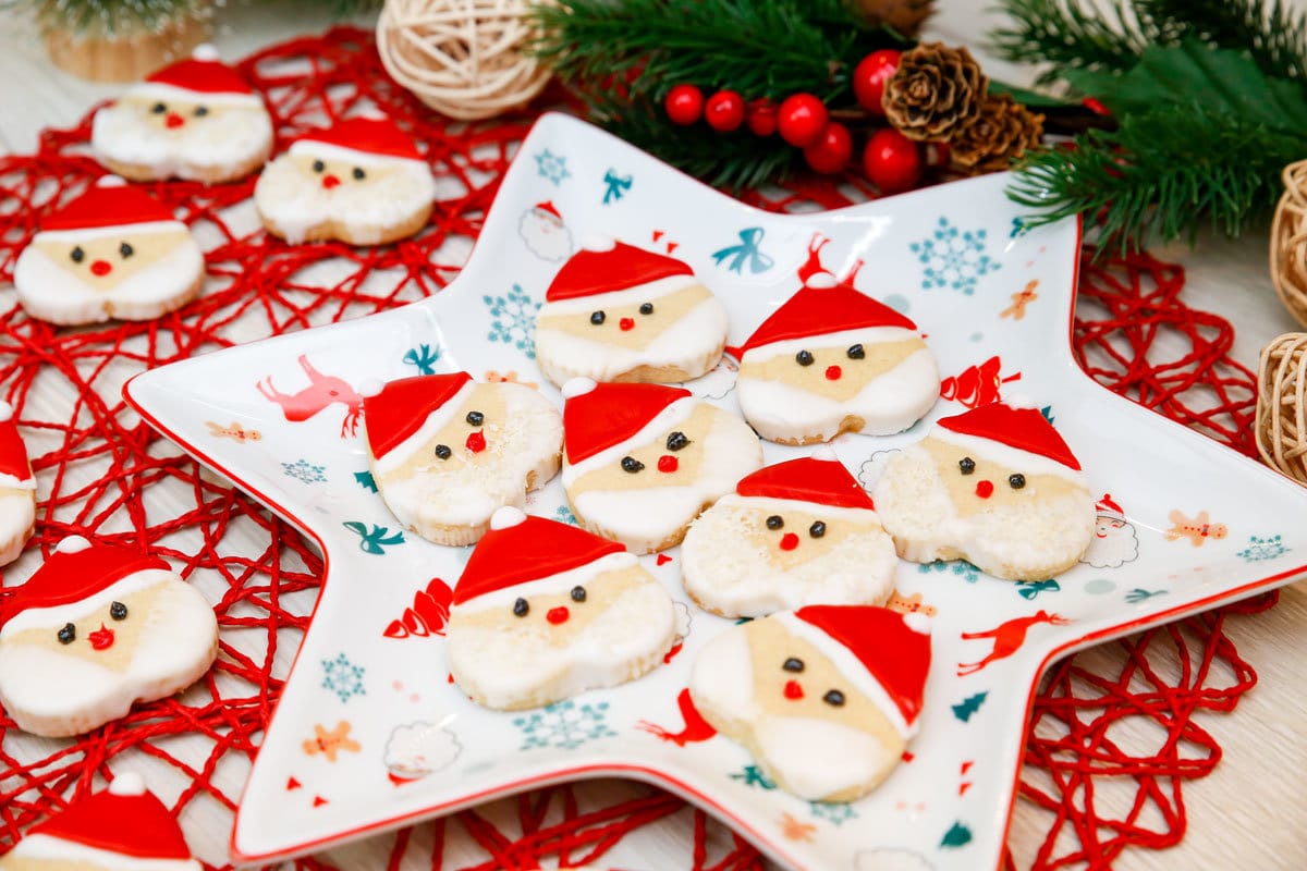 Köstliche Weihnachtsplätzchen mit Zuckerguss und Fondant