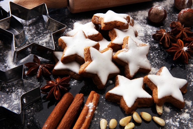 Köstliche Zimtsterne mit Mandeln, Mandellikör und Zuckerglasur