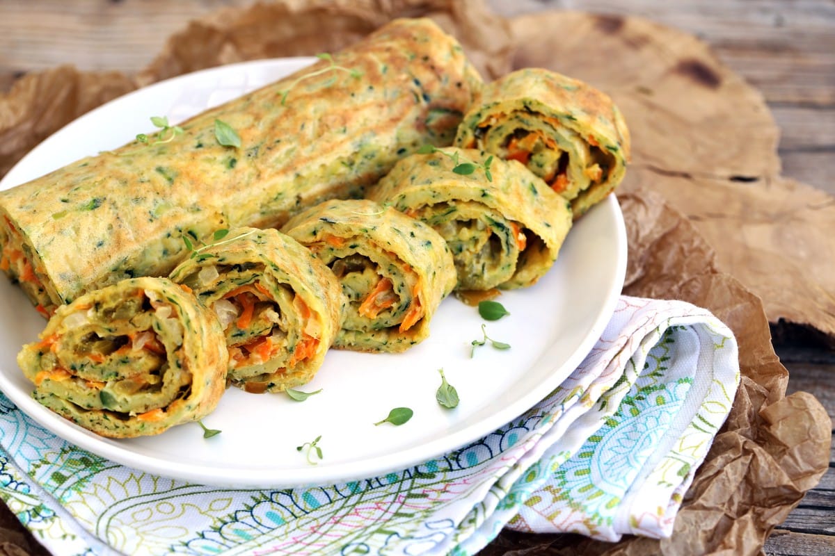 Köstliche Zucchiniröllchen mit Gemüse und Käse im Ofen gebacken