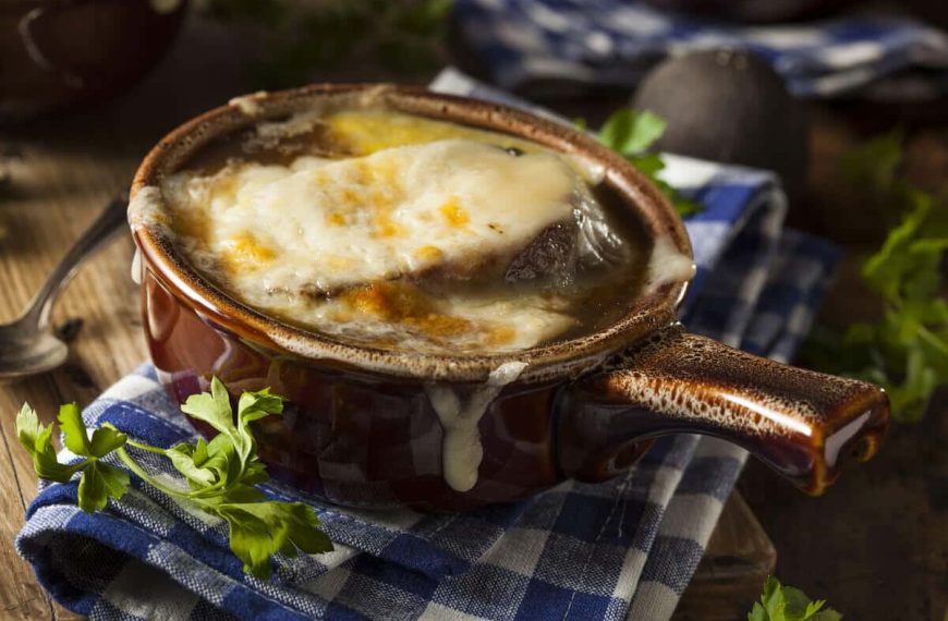 Köstliche Zwiebelsuppe mit Bier und Käse-Brot-Kruste im Ofen überbacken