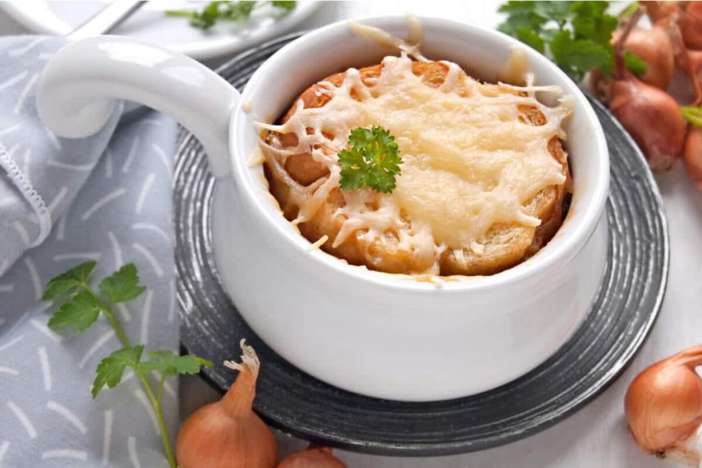 Köstliche Zwiebelsuppe mit Champignons