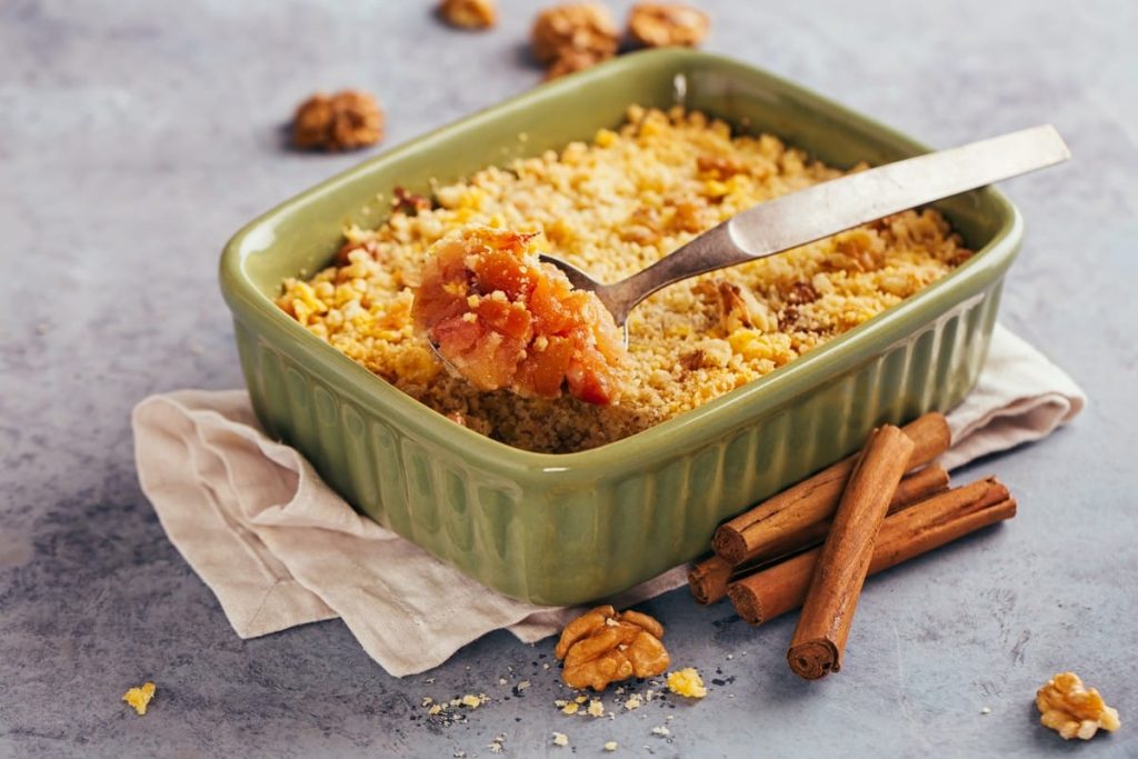 Apple Crumble mit Birnen, Walnüssen und Zitrone