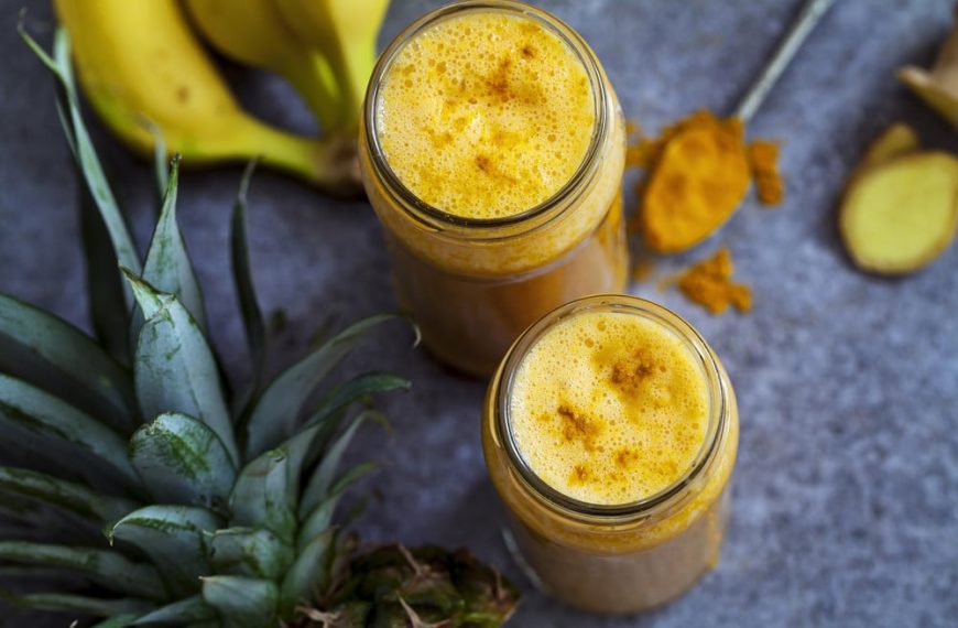 Köstlicher Bananen Smoothie mit Karottensaft, Ananas und Ingwer