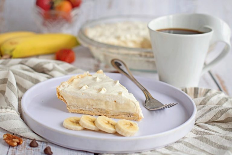 Köstlicher Bananenkuchen mit Puddingcreme und Sahne