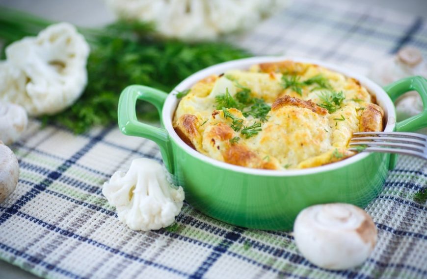 Köstlicher Blumenkohlauflauf mit geriebenem Käse