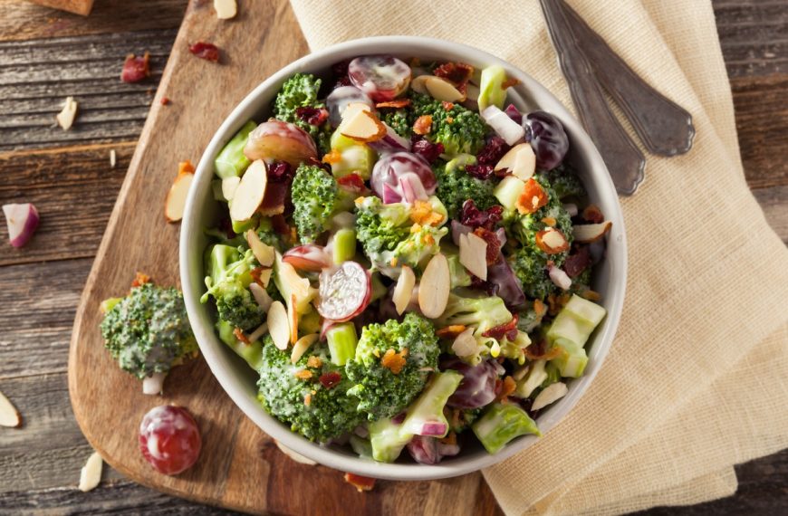 Köstlicher Brokkolisalat mit Weintrauben und Speck