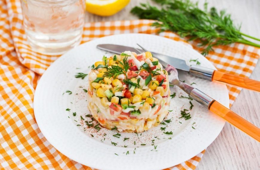 Köstlicher Eiersalat mit Krabbenstäbchen, Gurken und Mais