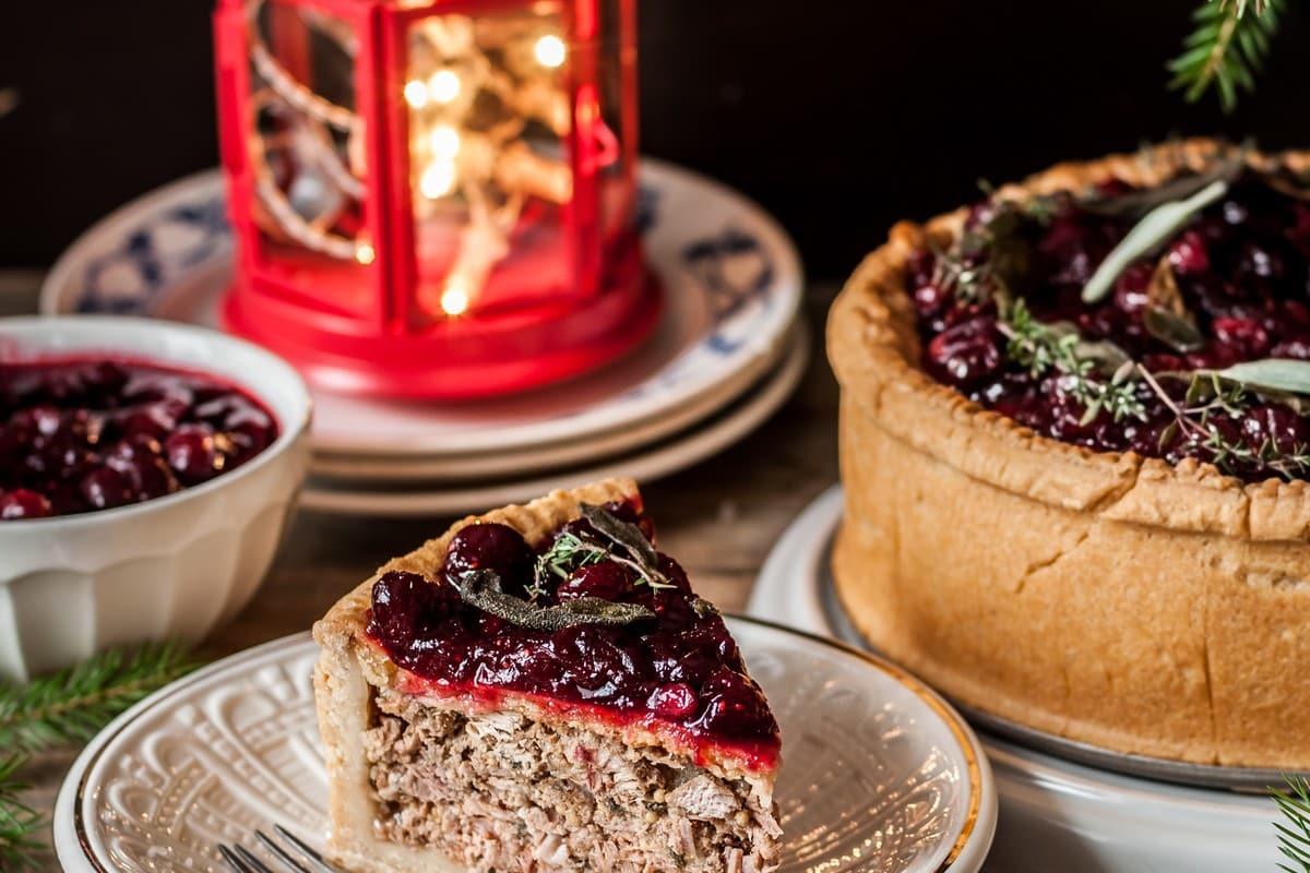 Köstlicher Fleischkuchen mit mürben Teig und Cranberry Sauce