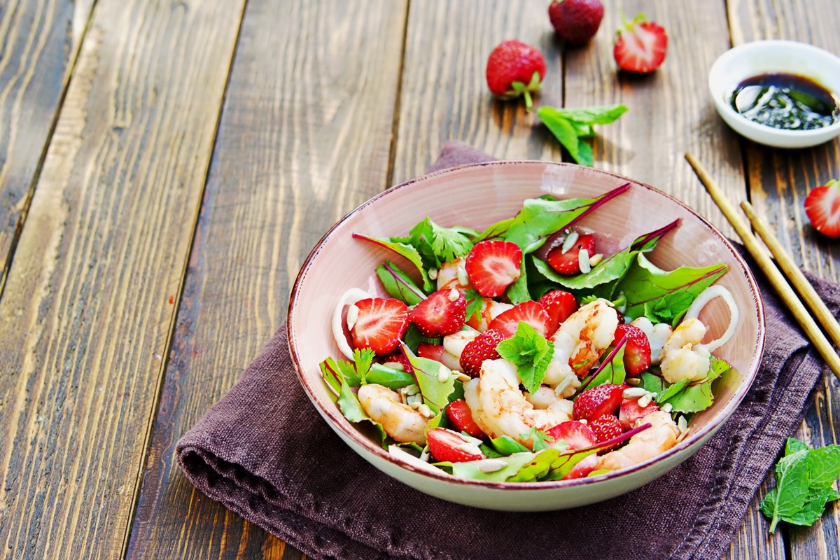 Köstlicher Garnelensalat mit Erdbeeren und Feta