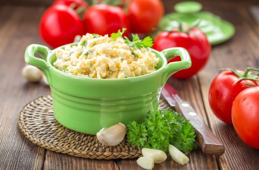 Köstlicher Käsesalat mit Eiern, Knoblauch und Mayonnaise