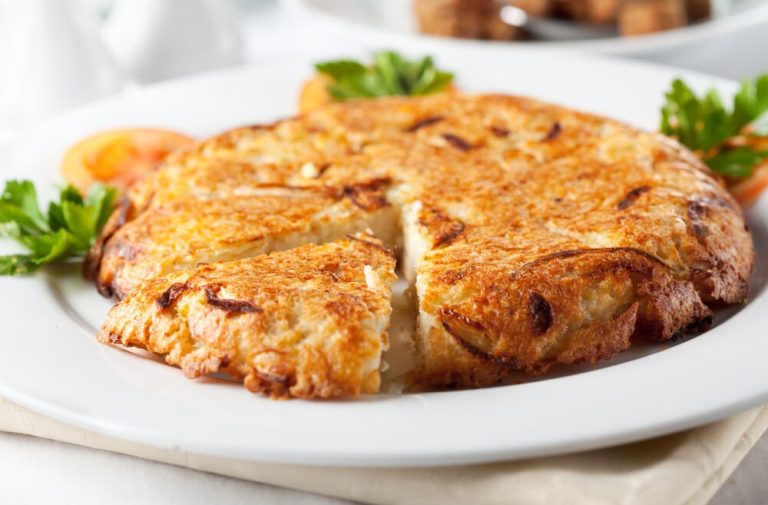 Vegetarischer Kartoffelauflauf mit Zucchini, Karotten und Zwiebeln