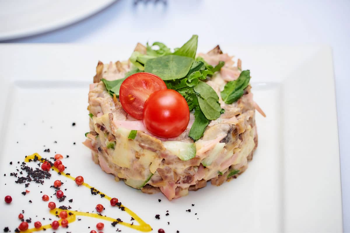 Köstlicher Kartoffelsalat mit Fleisch und Gurken