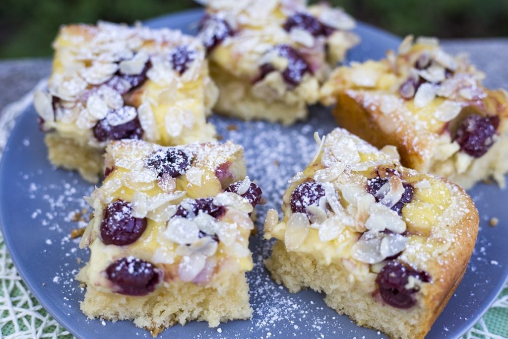 Köstlicher Kirschkuchen mit Pudding