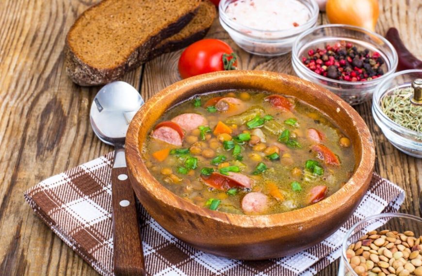 Köstlicher Linseneintopf mit Kartoffeln, Sellerie und Würstchen