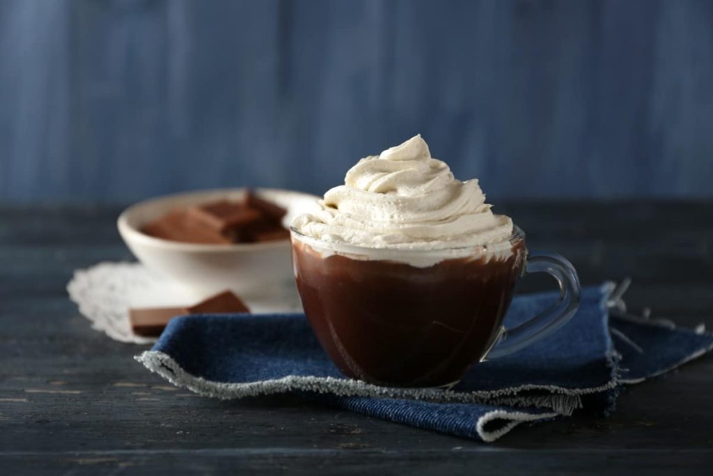 Köstlicher Mochaccino mit Sahne