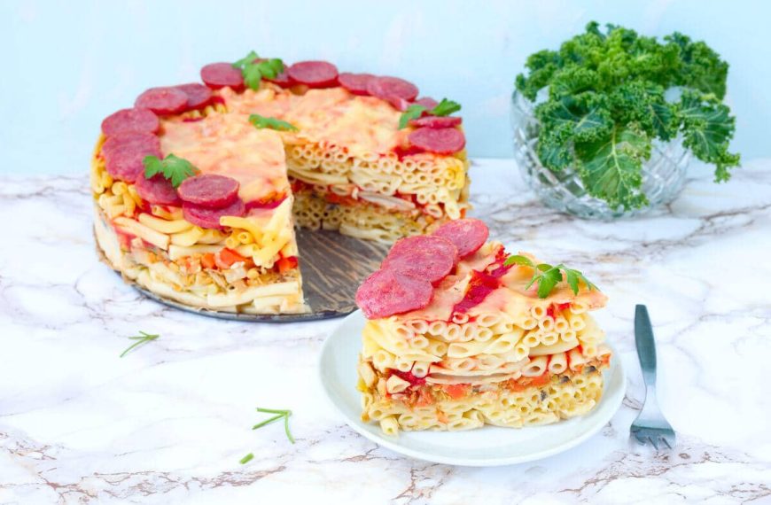 Köstlicher Nudelauflauf mit Salami, Paprika, Karotten und Käse