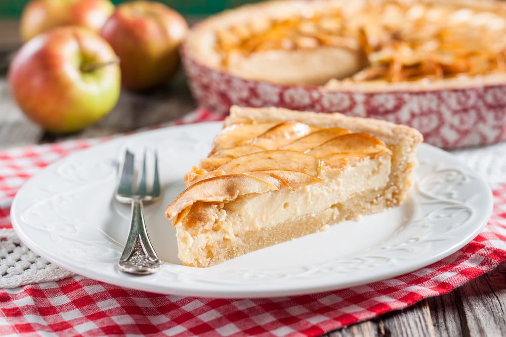 Köstlicher Quarkkuchen mit Äpfel und Zimt und aus Mürbeteig