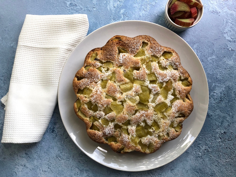 Köstlicher Rhabarberkuchen aus Rührteig mit Mandeln