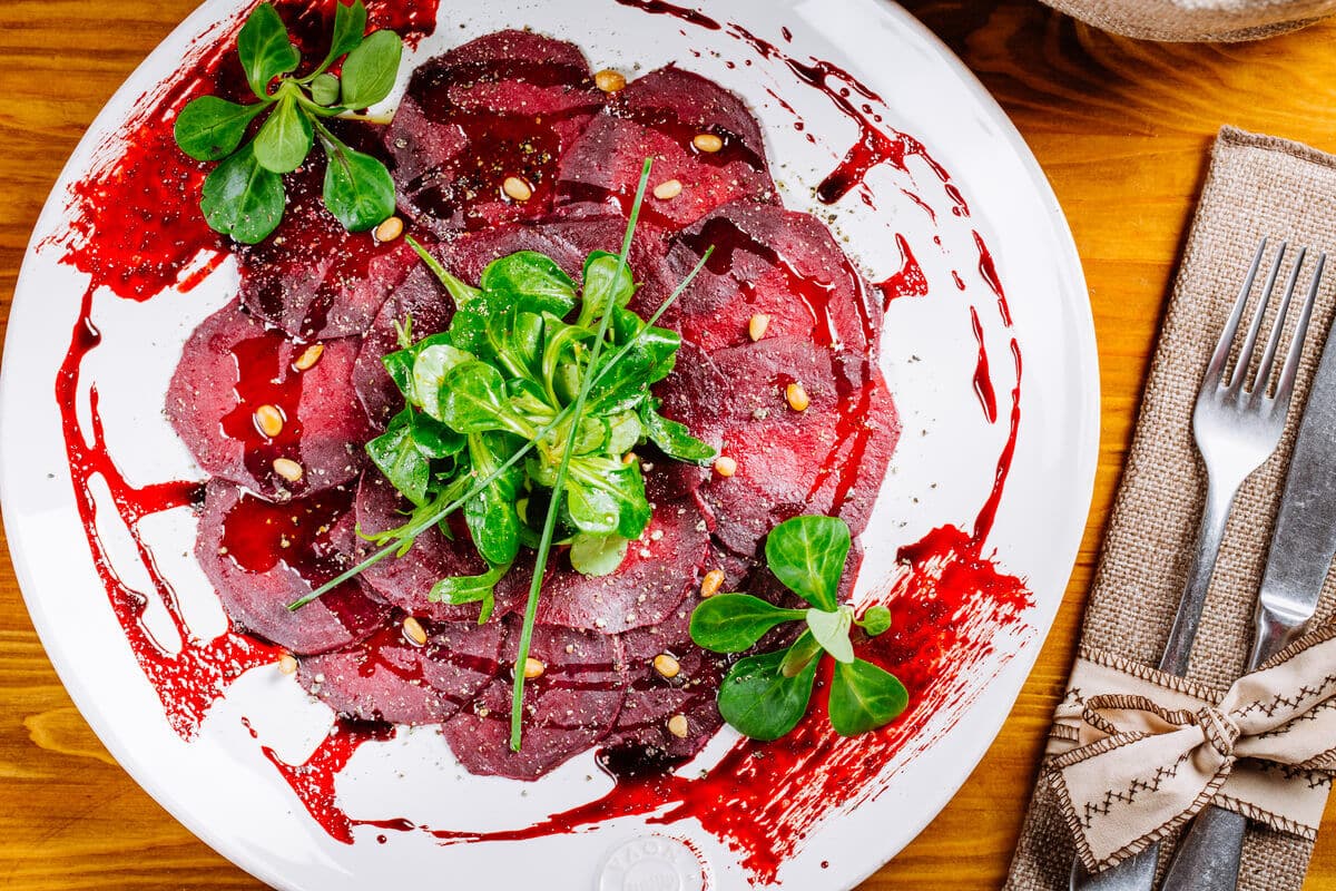 Köstlicher Rote Bete Carpaccio Salat mit Pinienkernen