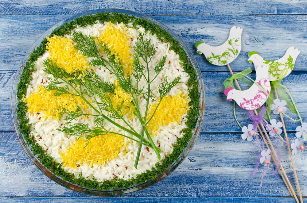 Köstlicher Schichtsalat mit Thunfisch und Eiern zu Ostern