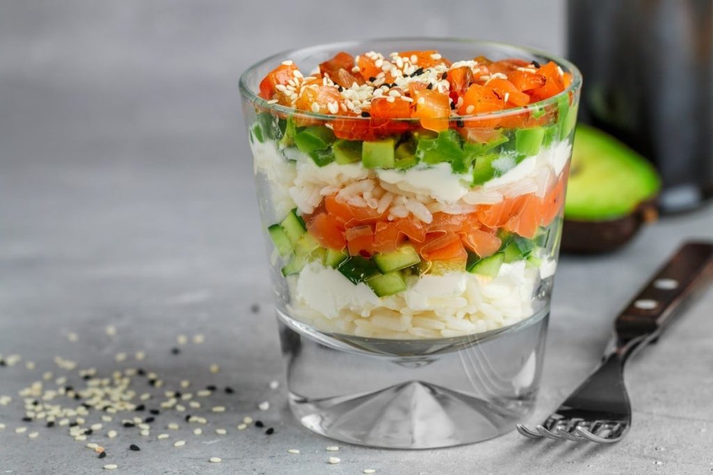 Köstlicher Sushi-Salat mit Lachs, Avocado und Gurke