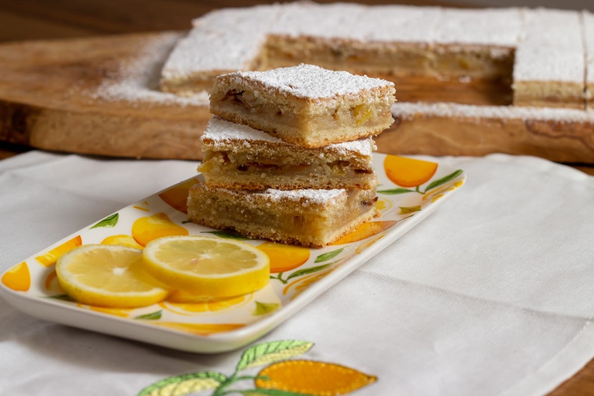 Köstlicher Zitronenkuchen aus Mürbeteig und Zitronenfüllung