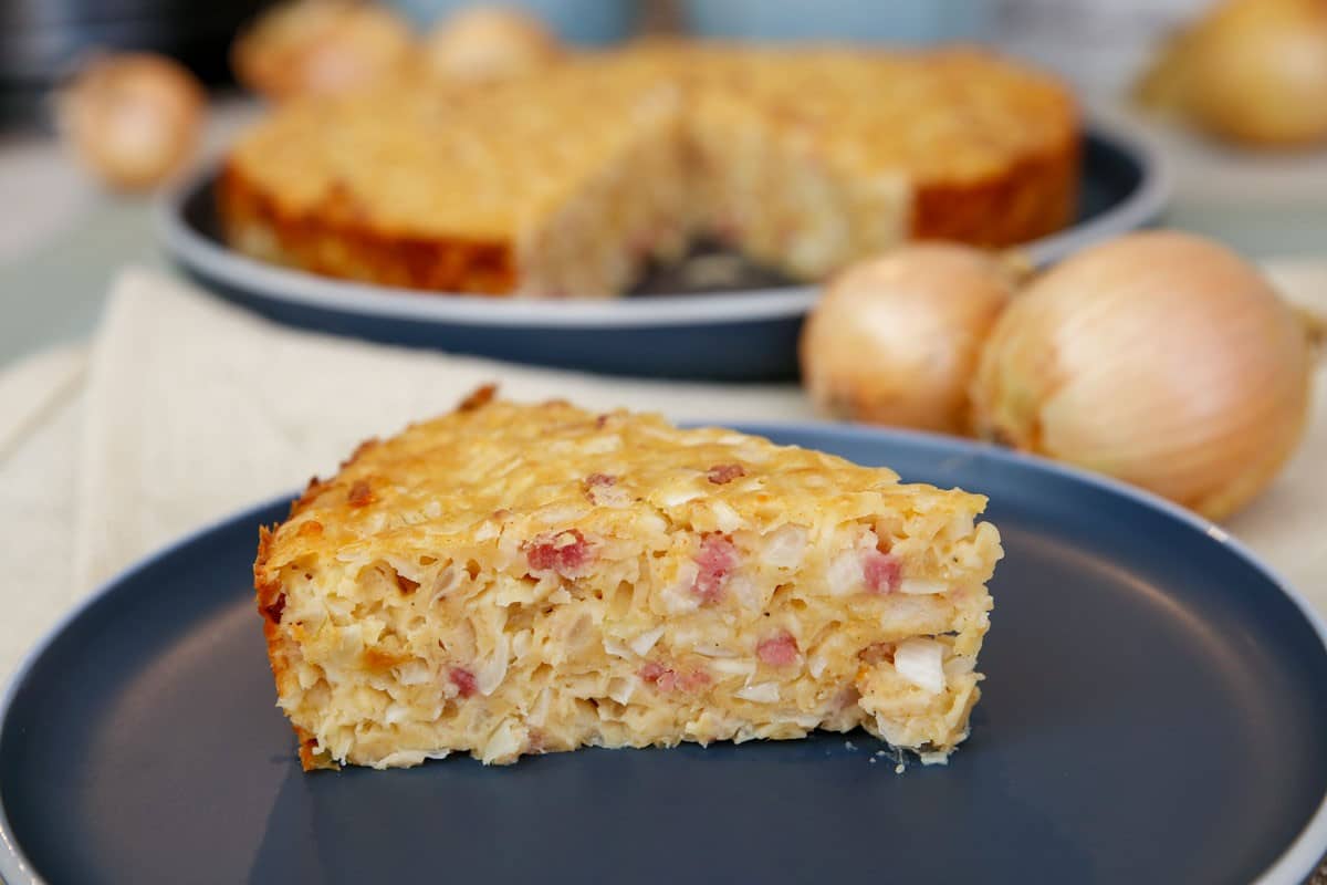 Köstlicher Zwiebelkuchen ohne Boden mit Käse und Räucherschinken