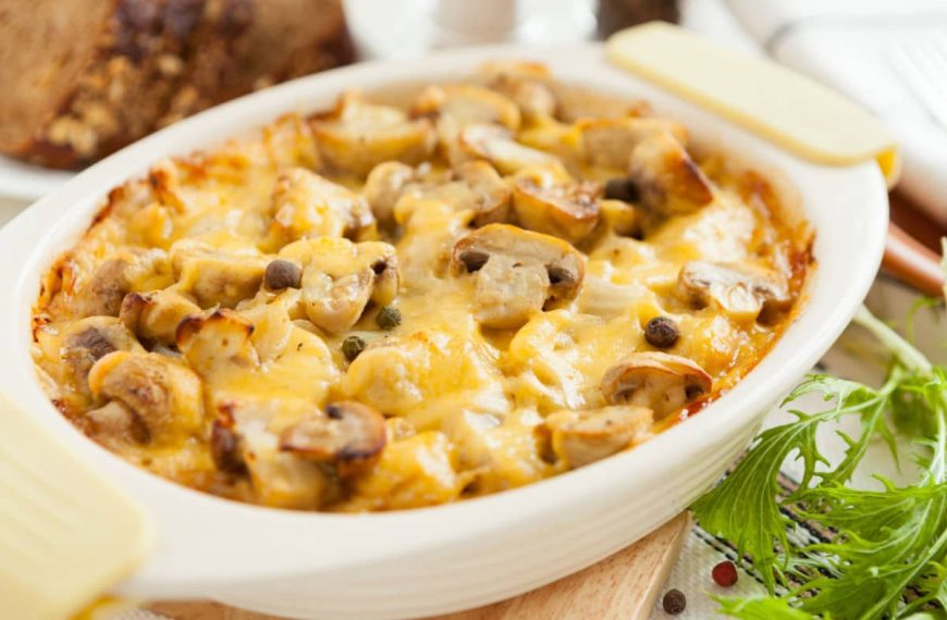 Köstliches Kartoffelgratin mit Pilzen und Käse Sahne Soße