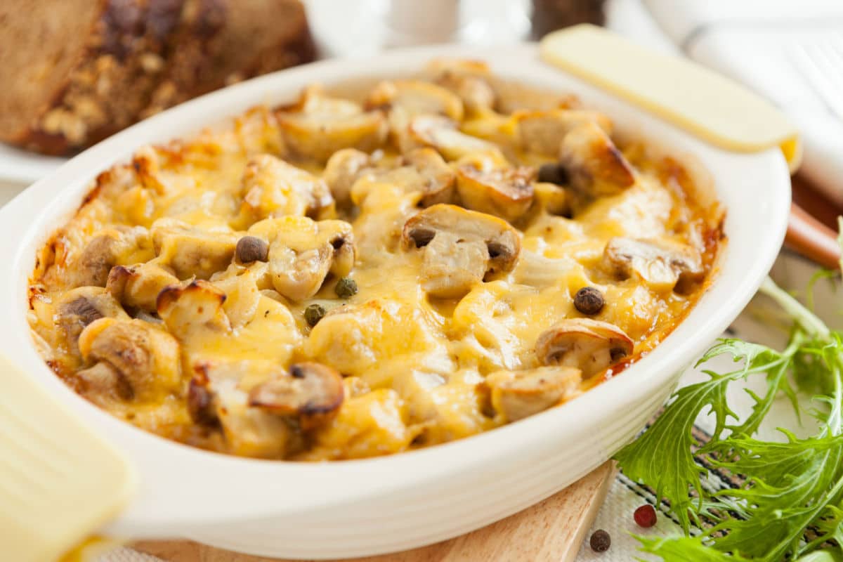 Köstliches Kartoffelgratin mit Pilzen und Käse Sahne Soße
