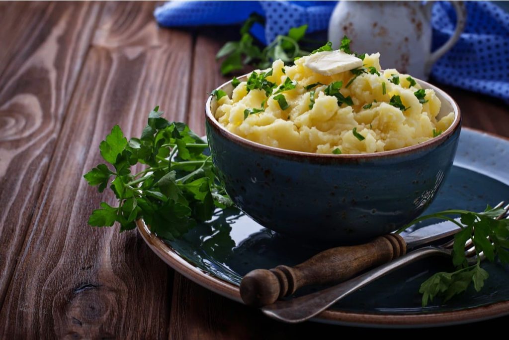 Köstliches Kartoffelpüree mit gekochten Eiern und Frühlingszwiebeln
