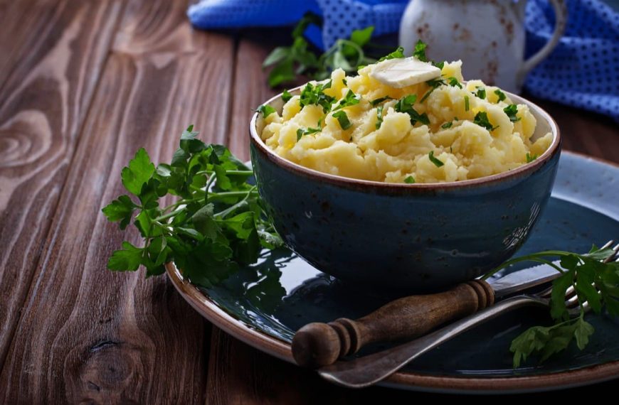 Köstliches Kartoffelpüree mit gekochten Eiern und Frühlingszwiebeln