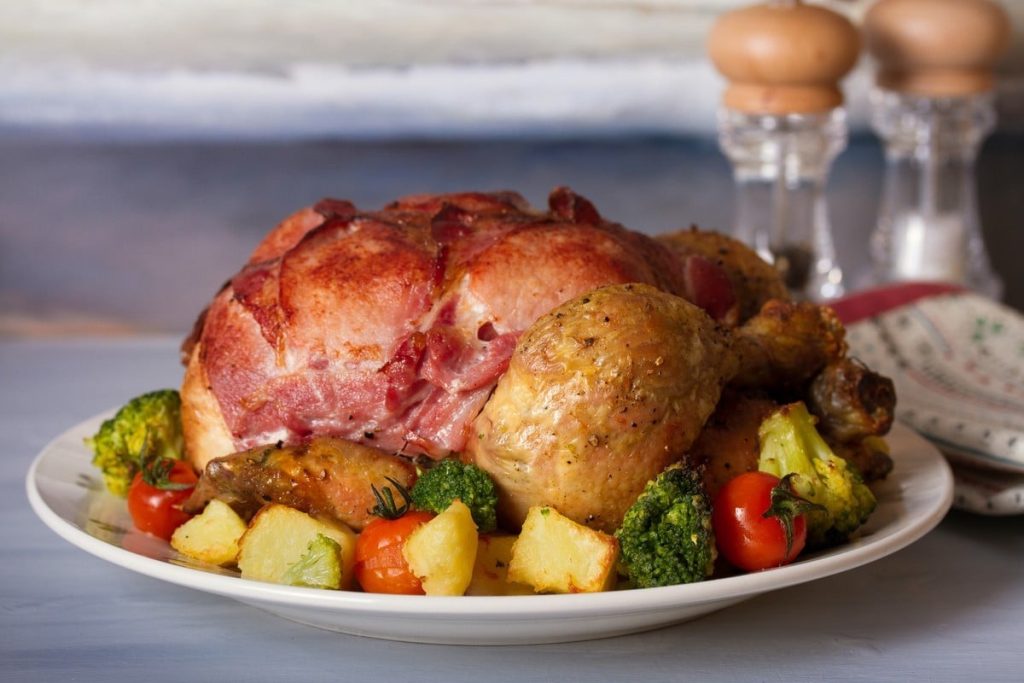 Köstliches Ofenhähnchen im Speckmantel mit Gewürzen