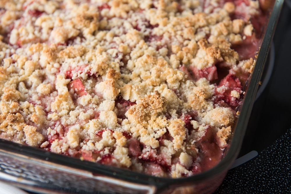 Köstliches Rhabarber Crumble mit Erdbeeren: Himmlischer Nachtisch