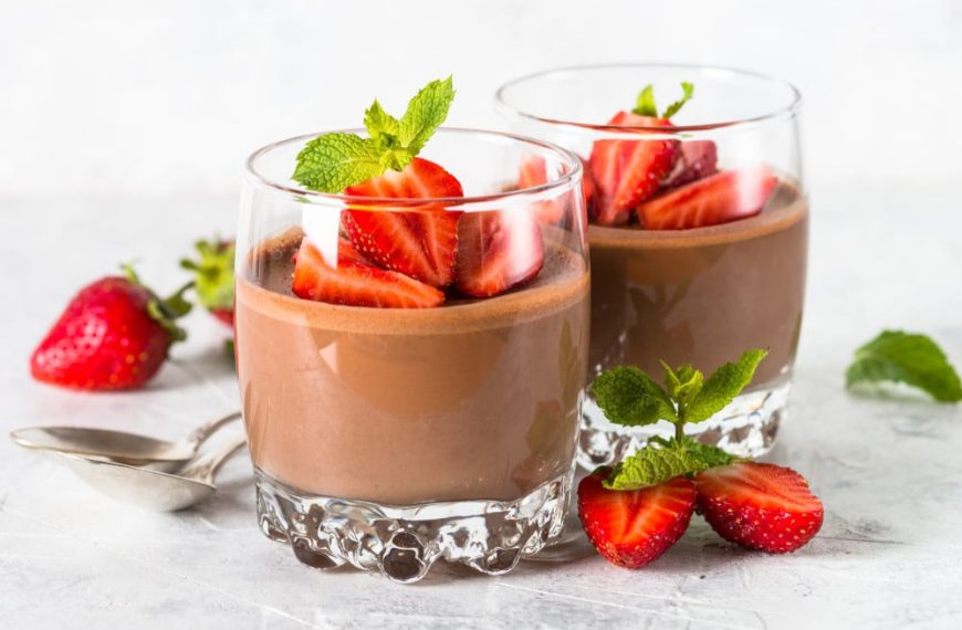 Köstliches Schoko Dessert Mousse au Chocolate mit Erdbeeren