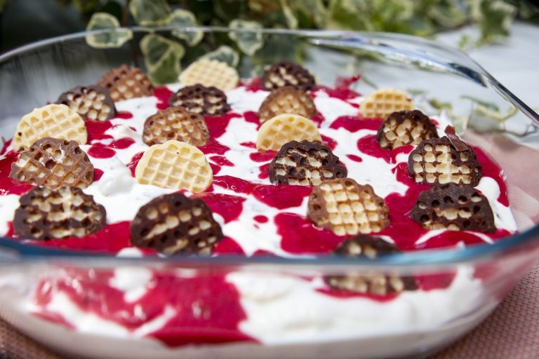 Köstliches Schokokuss Dessert mit Mascarpone und roter Grütze