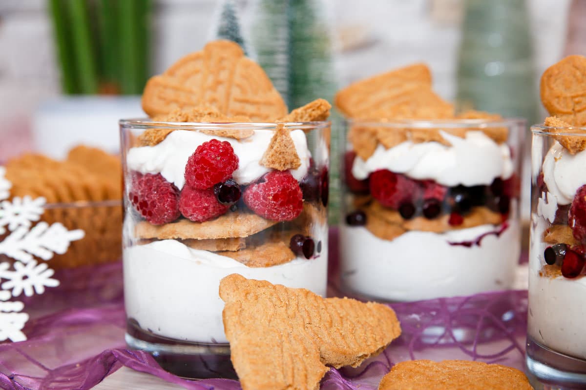 Köstliches Spekulatius Tiramisu im Glas mit Beeren und Zimt