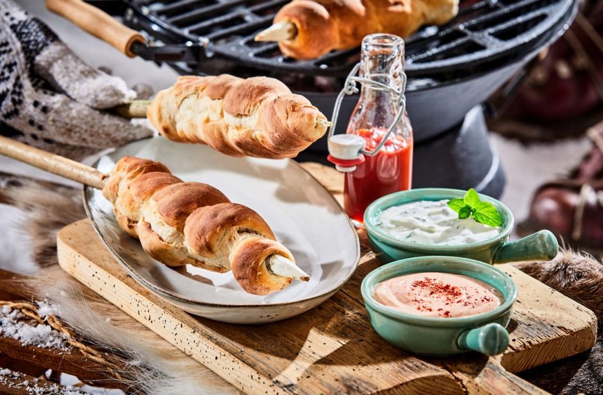 Köstliches Stockbrot aus Hefe, Butter und Milch zum Gegrillten