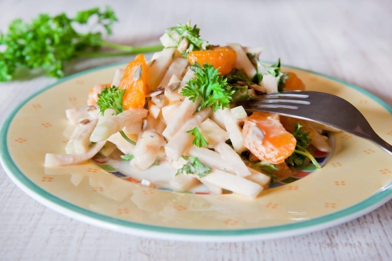 Pikanter Hähnchensalat mit Kohlrabi, Apfel und Curry Dressing