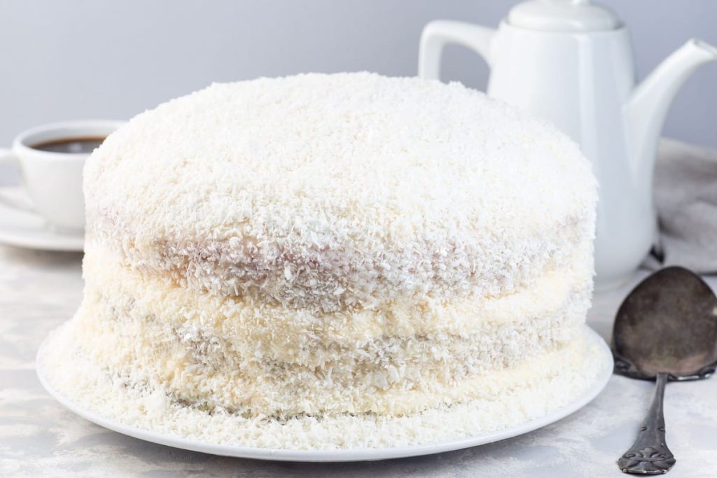 Kokostorte mit Kokoscreme aus Fruchtsaft und Grieß - Vegane Torte