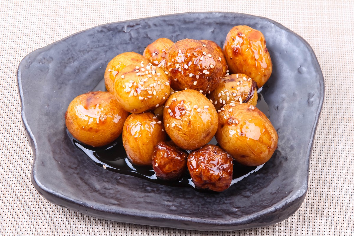 Koreanische Honigkartoffeln mit Reiswein und Sojasauce