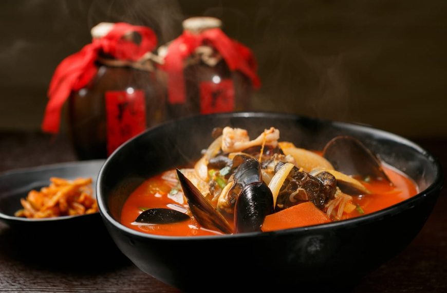 Koreanische würzige Nudelsuppe mit Meeresfrüchten