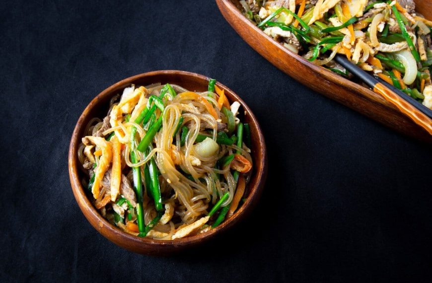 Koreanischer Glasnudelsalat mit Fleisch, Gemüse und Pilzen