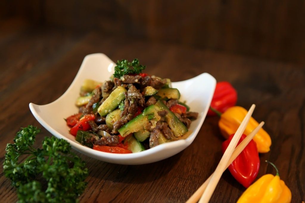 Koreanischer Gurkensalat mit Rindfleisch