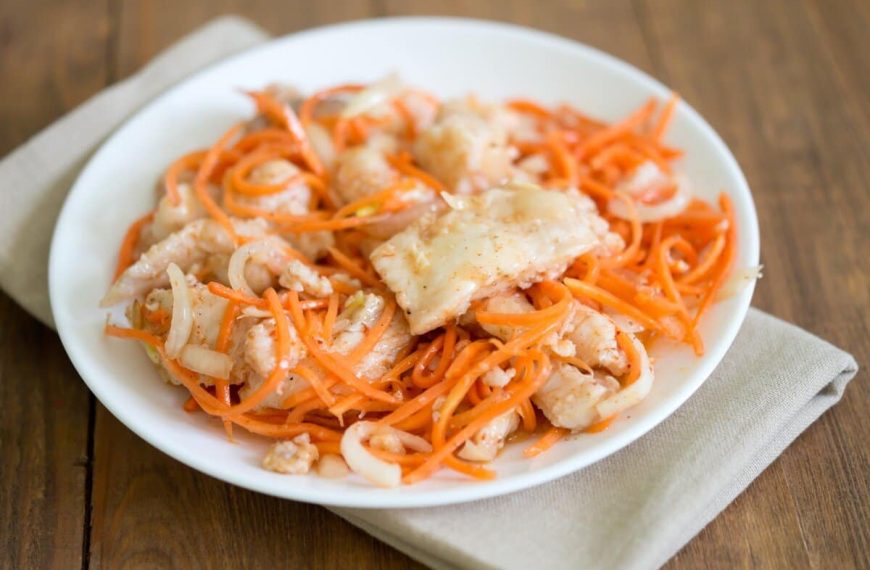 Koreanischer Hee Fischsalat mit Karotten, Sojasauce und Kräutern