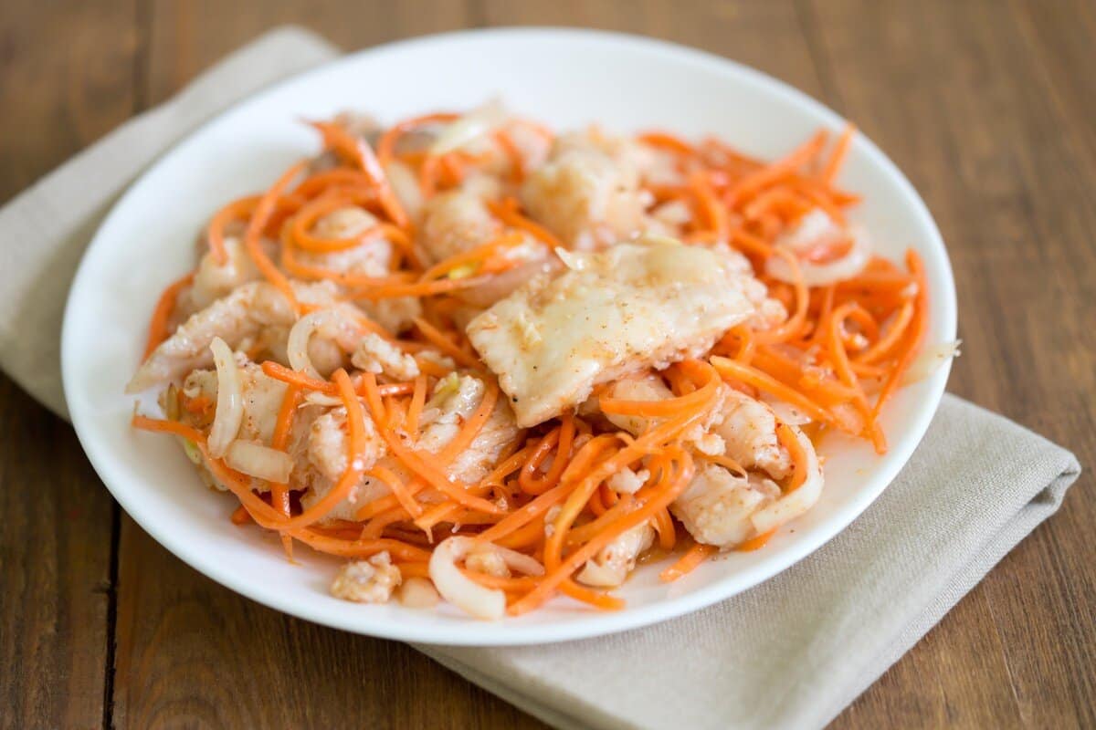 Koreanischer Hee Fischsalat mit Karotten