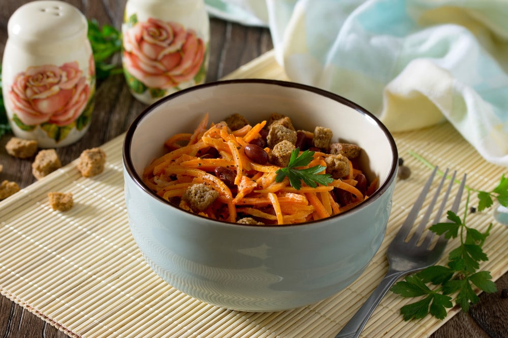 Koreanischer Karottensalat mit Bohnen und Croutons