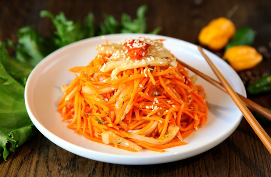 Koreanischer Karottensalat mit Calamari und Knoblauch